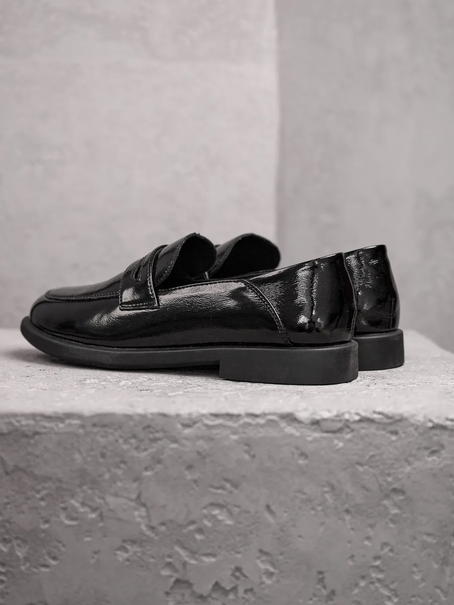 Туфли на низком каблуке кожаные весенние лоферы CV091-010B